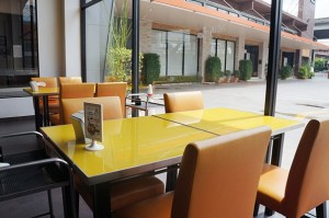 ห้องเป็นกระจกทั้งหมด สามารถมองเห็นวิวภายนอกห้องได้ และยังอยู่ใกล้กับ Delibites Cafe อีกด้วย